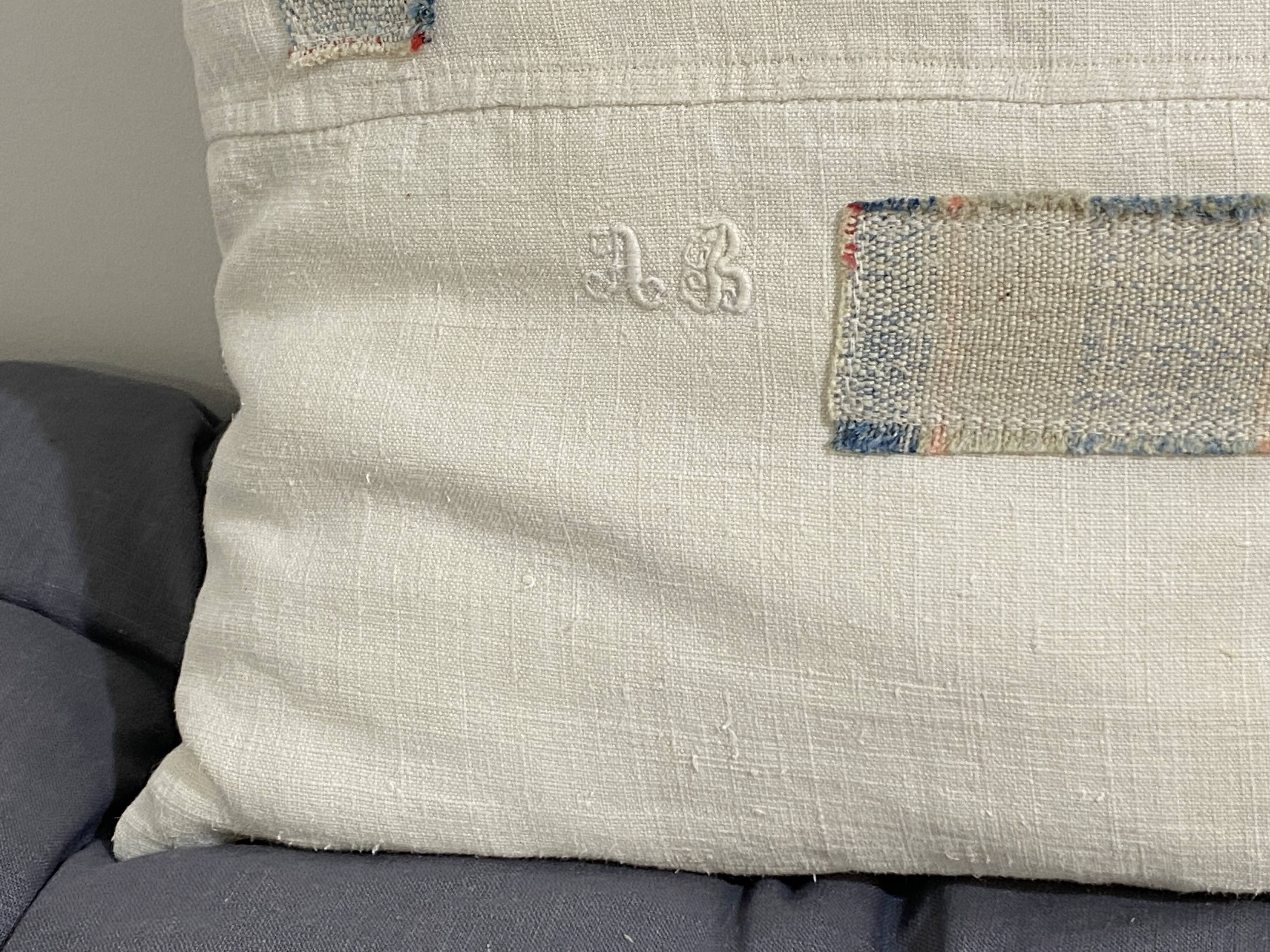 Coussin carré en toile ancienne style kilim tissé, patché, monogramme AB
