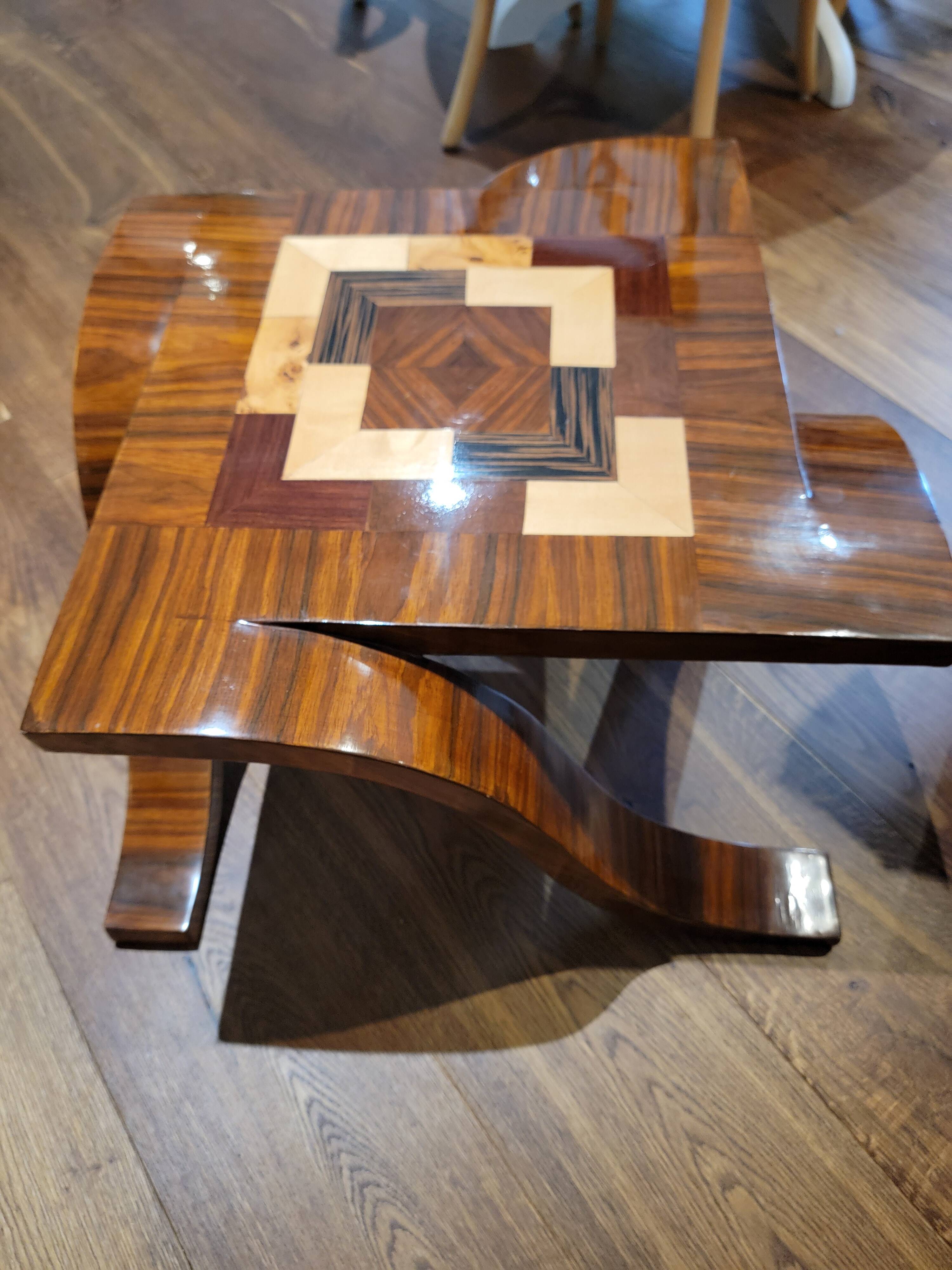 Table basse de forme carré en bois marqueté