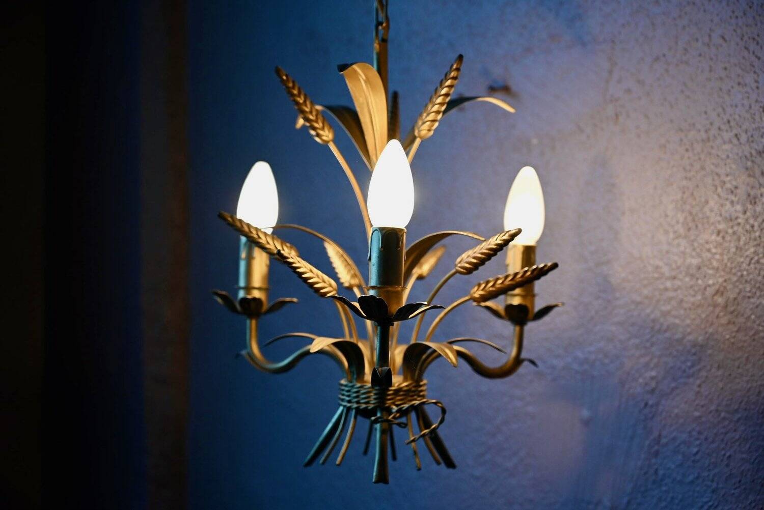 Vintage wheat spike chandelier in gold metal, 3 lights, 1970s Hollywood Regency.