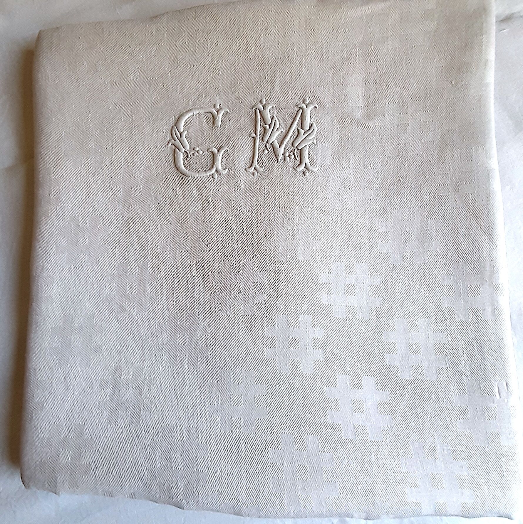 Damask tablecloth monogrammed GM, 1m55 x 2m90