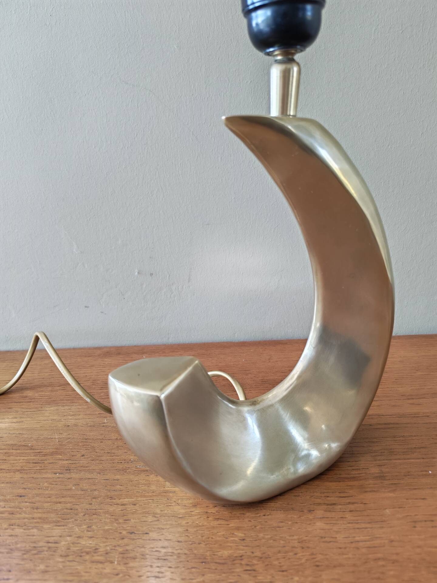 Pied de lampe desing vintage en laiton forme vague