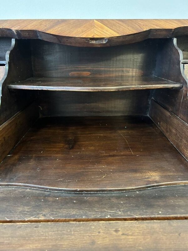 Secrétaire en marqueterie de bois de rose transition Louis XV Louis XVI