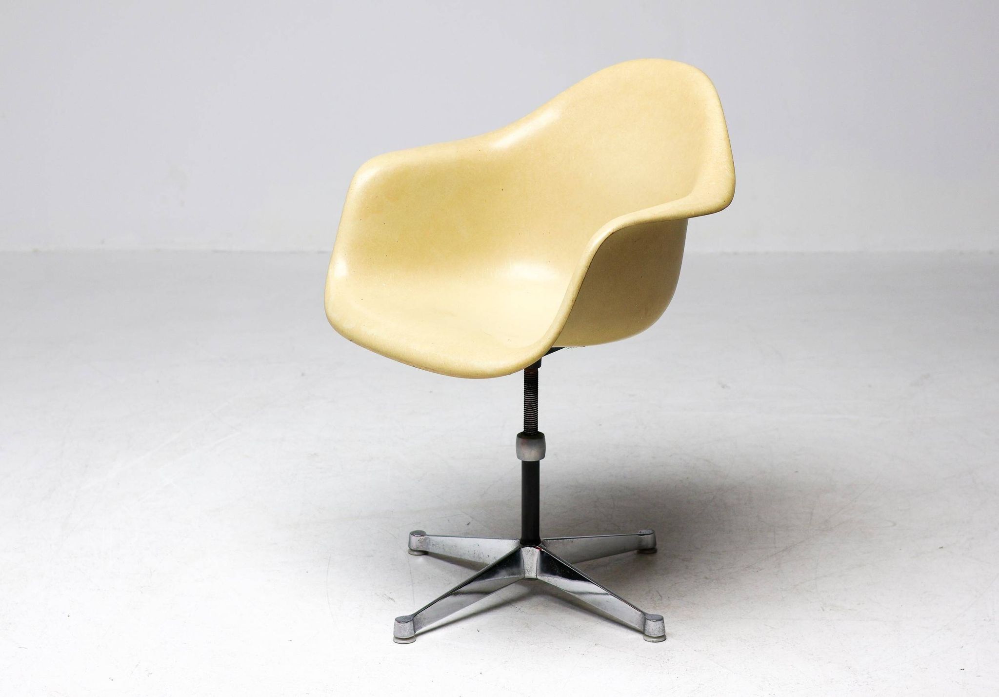 Chair based on the contract by Charles and Ray Eames for Herman Miller.