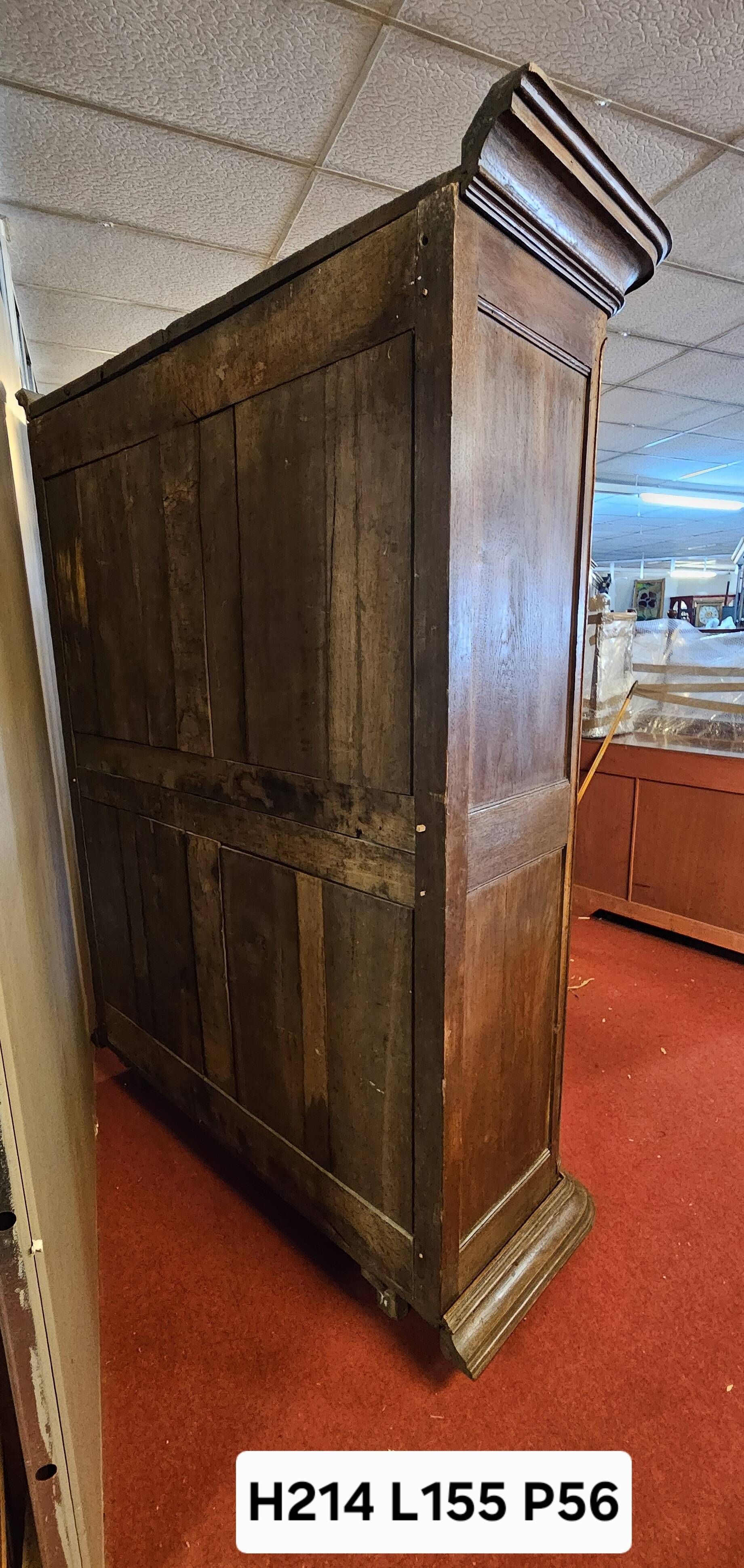 Importante armoire d’époque Louis XV, en noyer massif richement mouluré