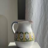 Grande carafe blanche en terre cuite à motif de frise stylisée verte jaune