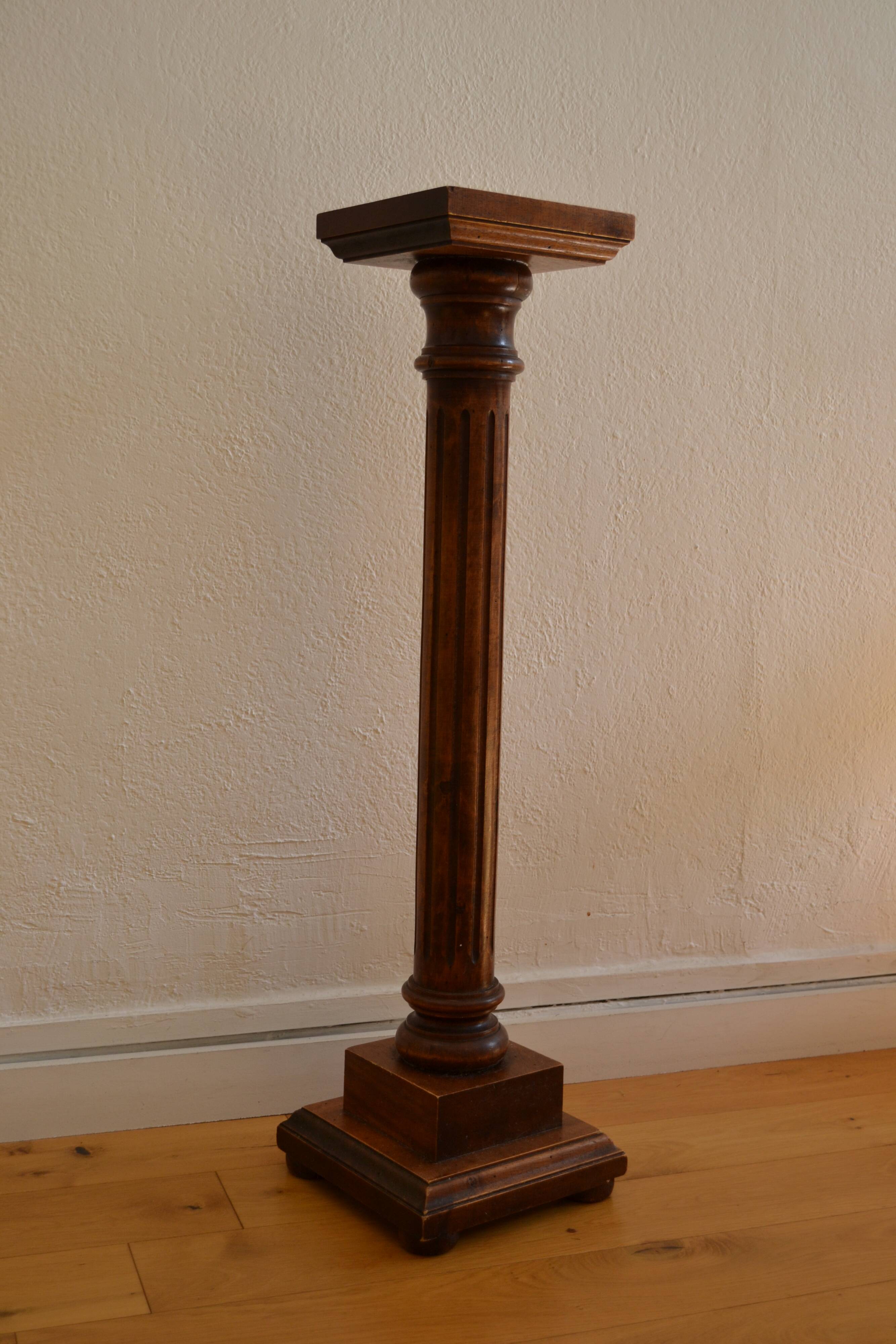 Wooden column pedestal in Louis XVI style, height: 93 cm.