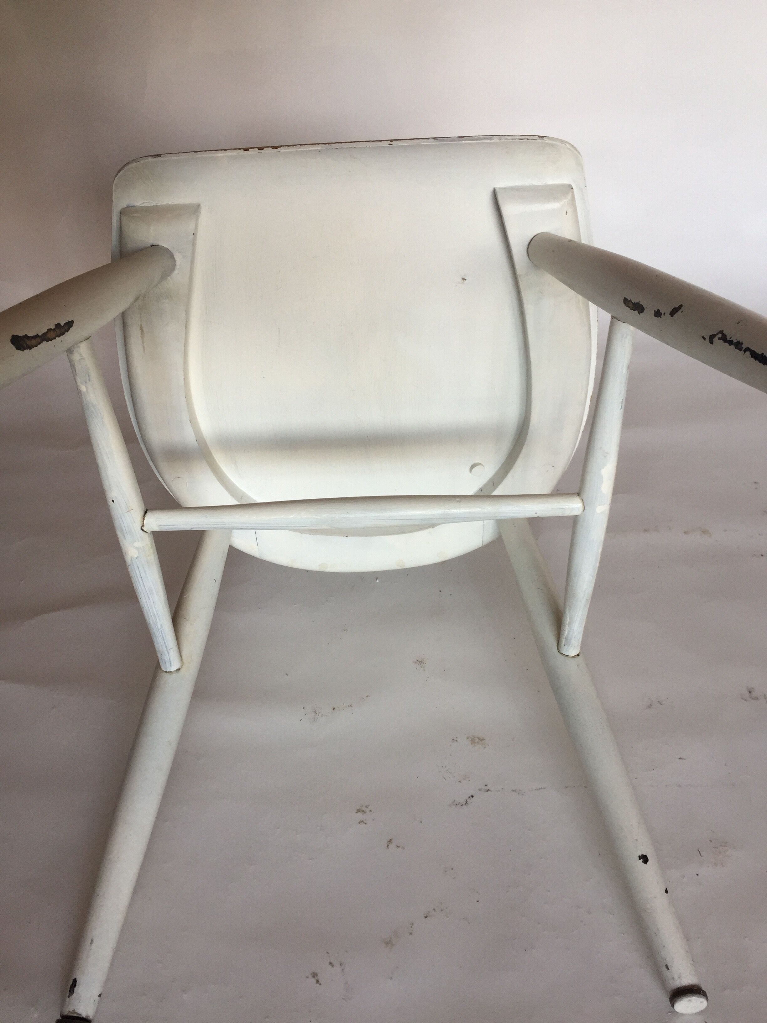 Lot of 4 white wooden chairs