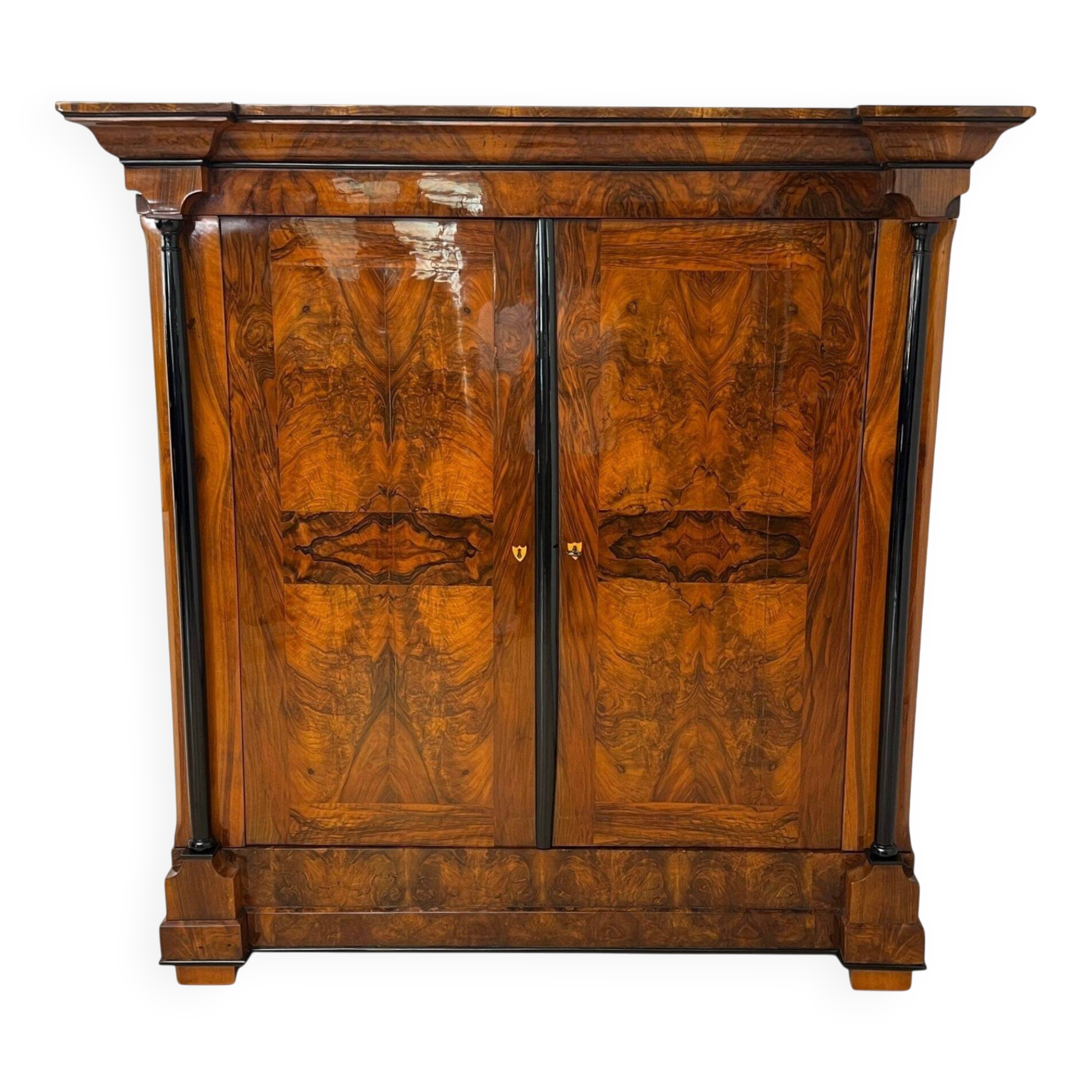 Biedermeier Wardrobe, Walnut Veneer, South Germany circa 1820
