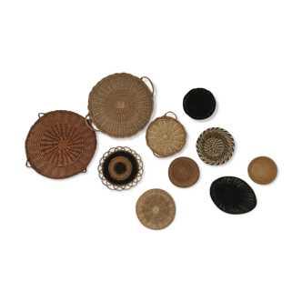 Wall composition of ten baskets and wicker trays