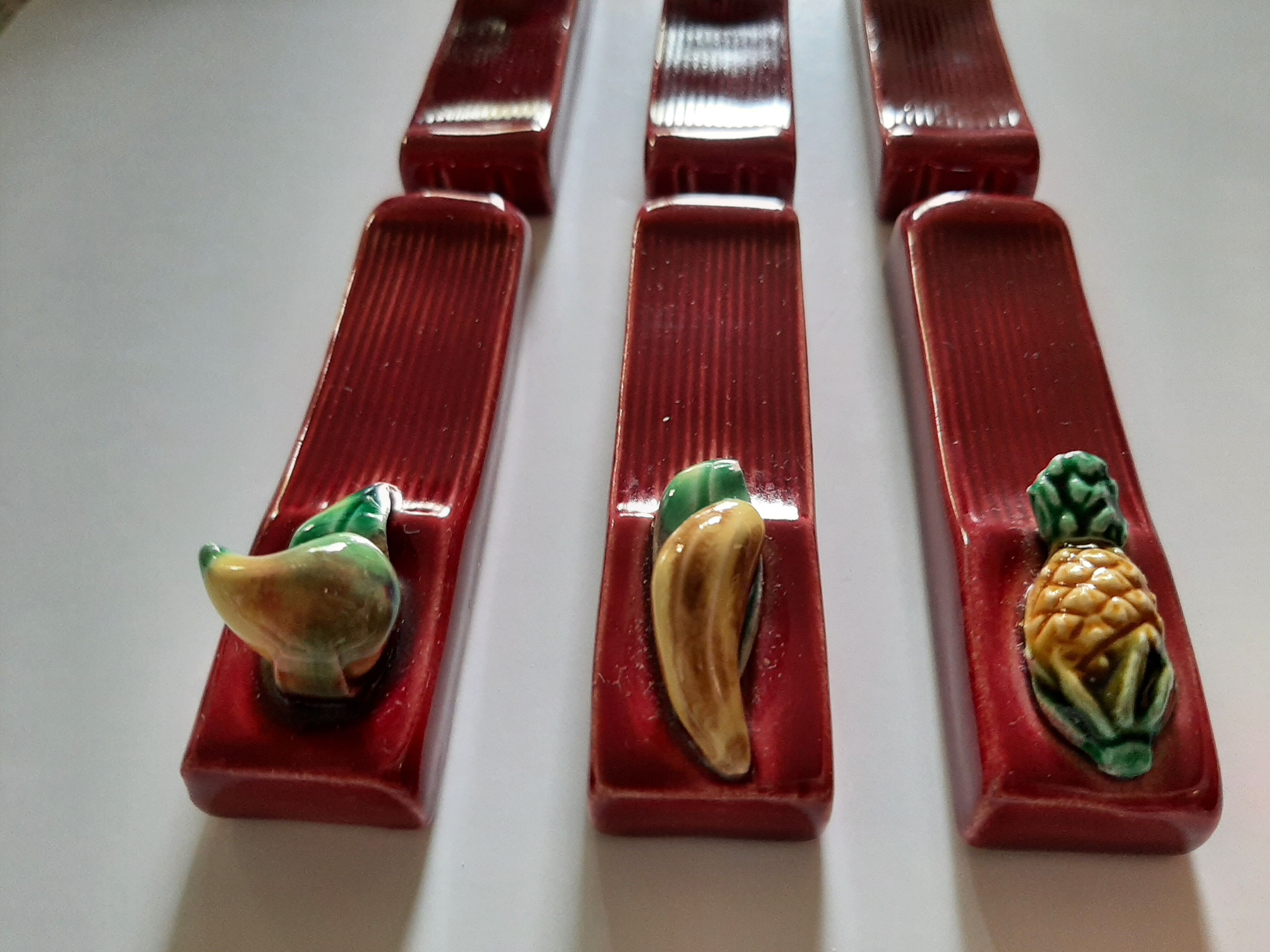 Suite de 6 porte-couteaux barbotine fruits