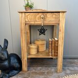 Table d’appoint en bois brut