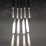 9 table knives in silver metal.