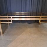 Table basse Guy Lefevre en laiton et verre