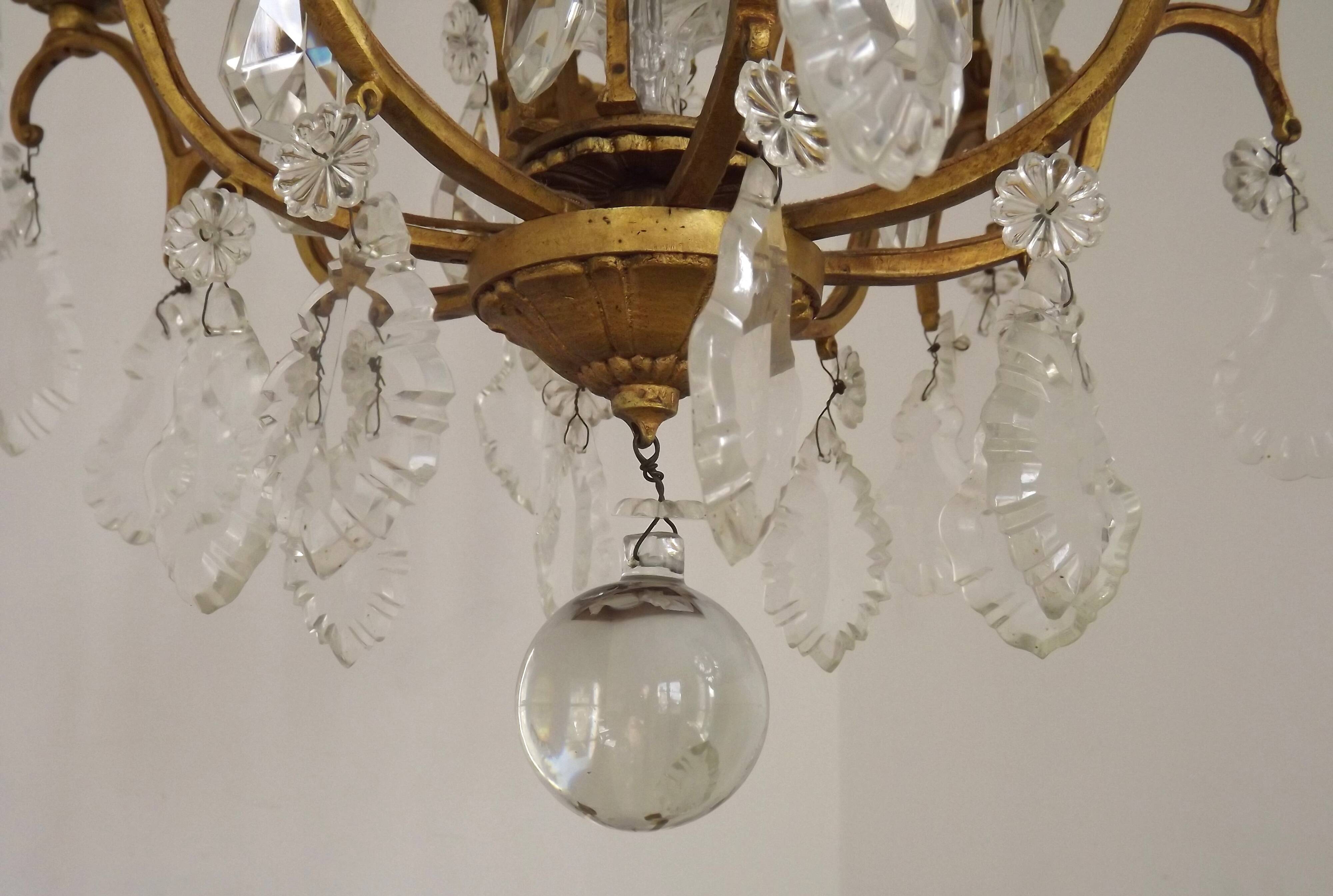 French Louis XV chandelier with 8 lights in gilded bronze, glass and crystal.