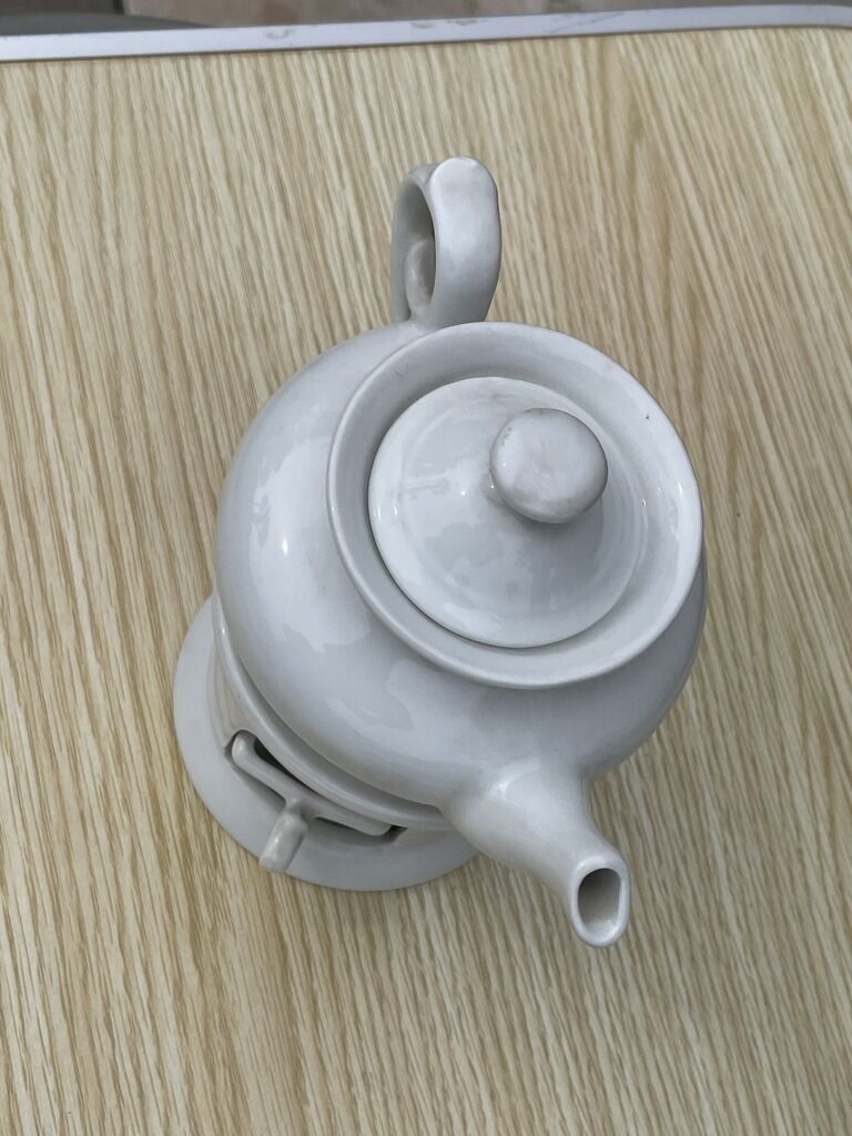 Théière en porcelaine blanche