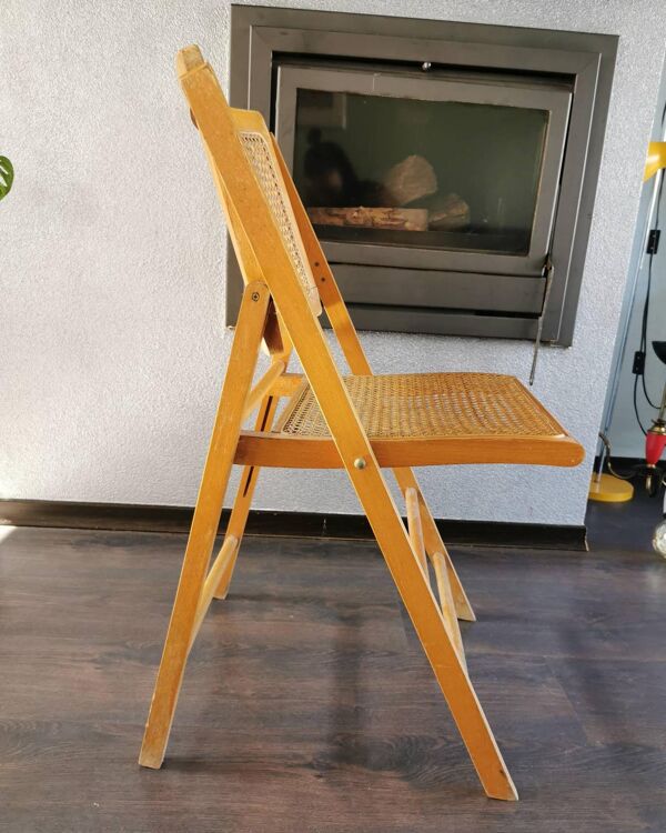 Chaise pliante vintage en bois avec assise et dossier en rotin 1970