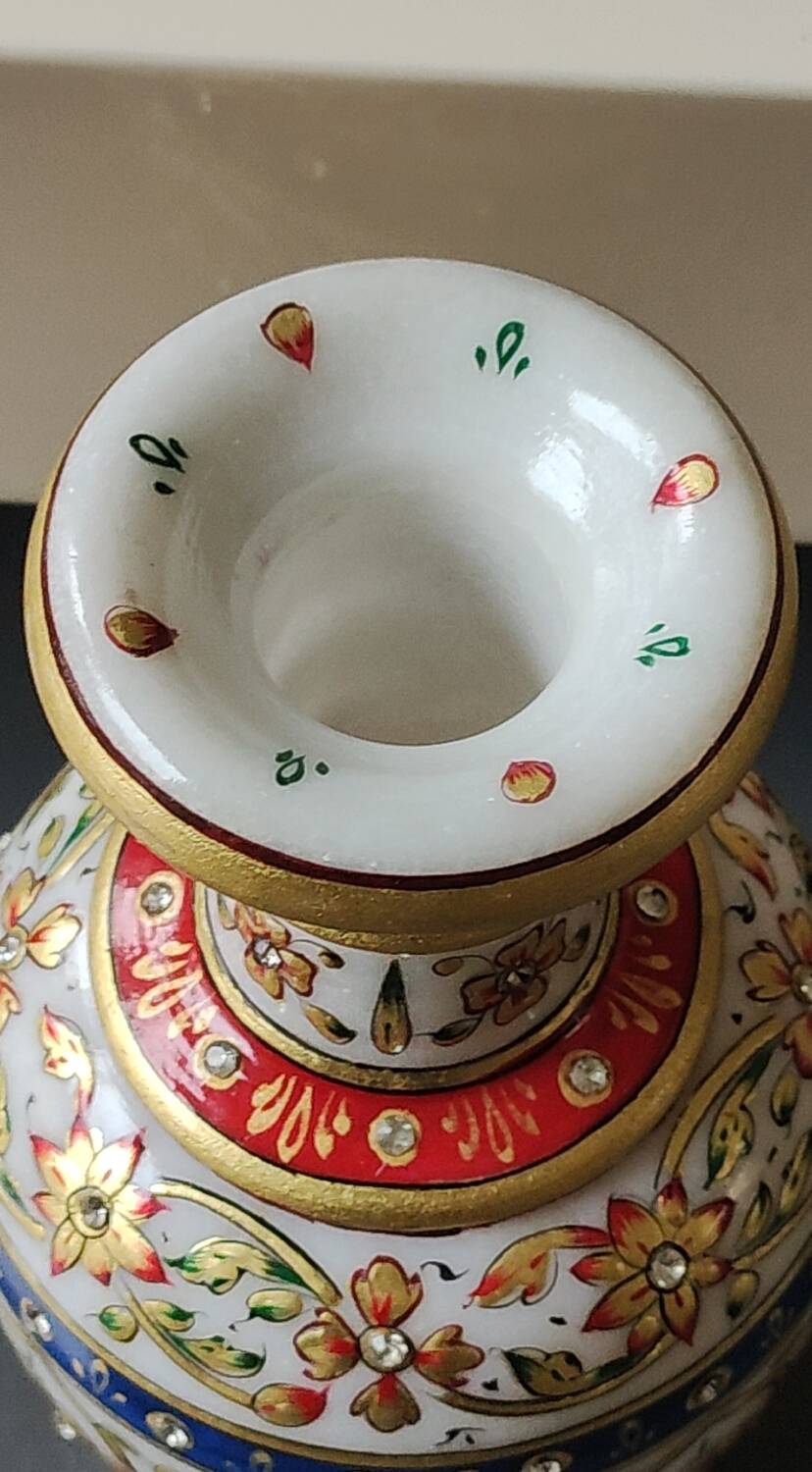 Hindu marble vase with floral decoration and gold leaf, in a box. Height 20 cm.