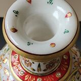 Hindu marble vase with floral decoration and gold leaf, in a box. Height 20 cm.