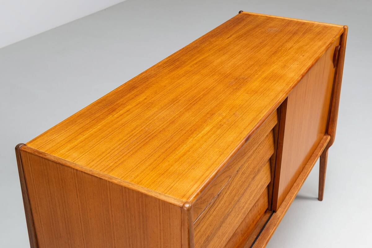 Bosteels Meubelen unique petit buffet en noyer Belgique 1960