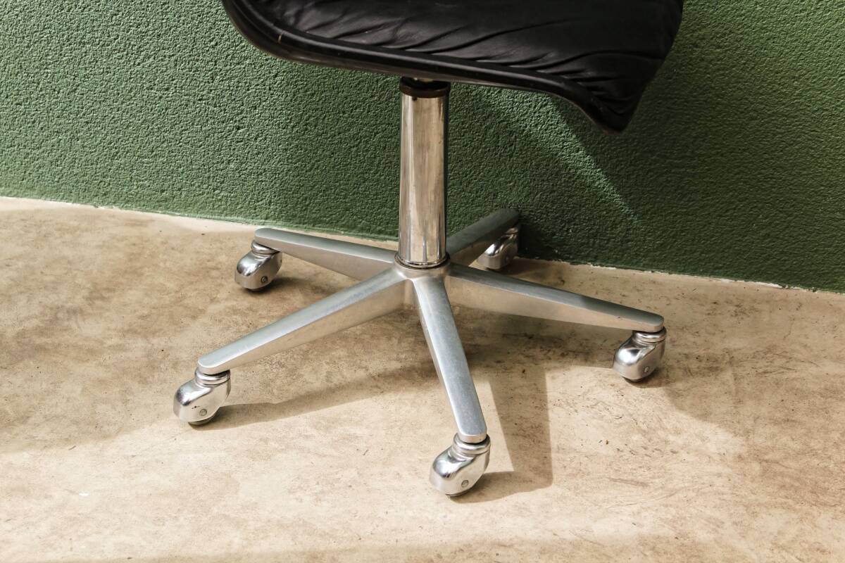 Wilkhahn swivel office chair, 1970s, chrome metal and leather