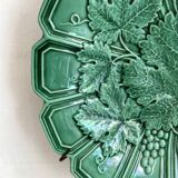 Wall plate in earthenware with a vine leaf design