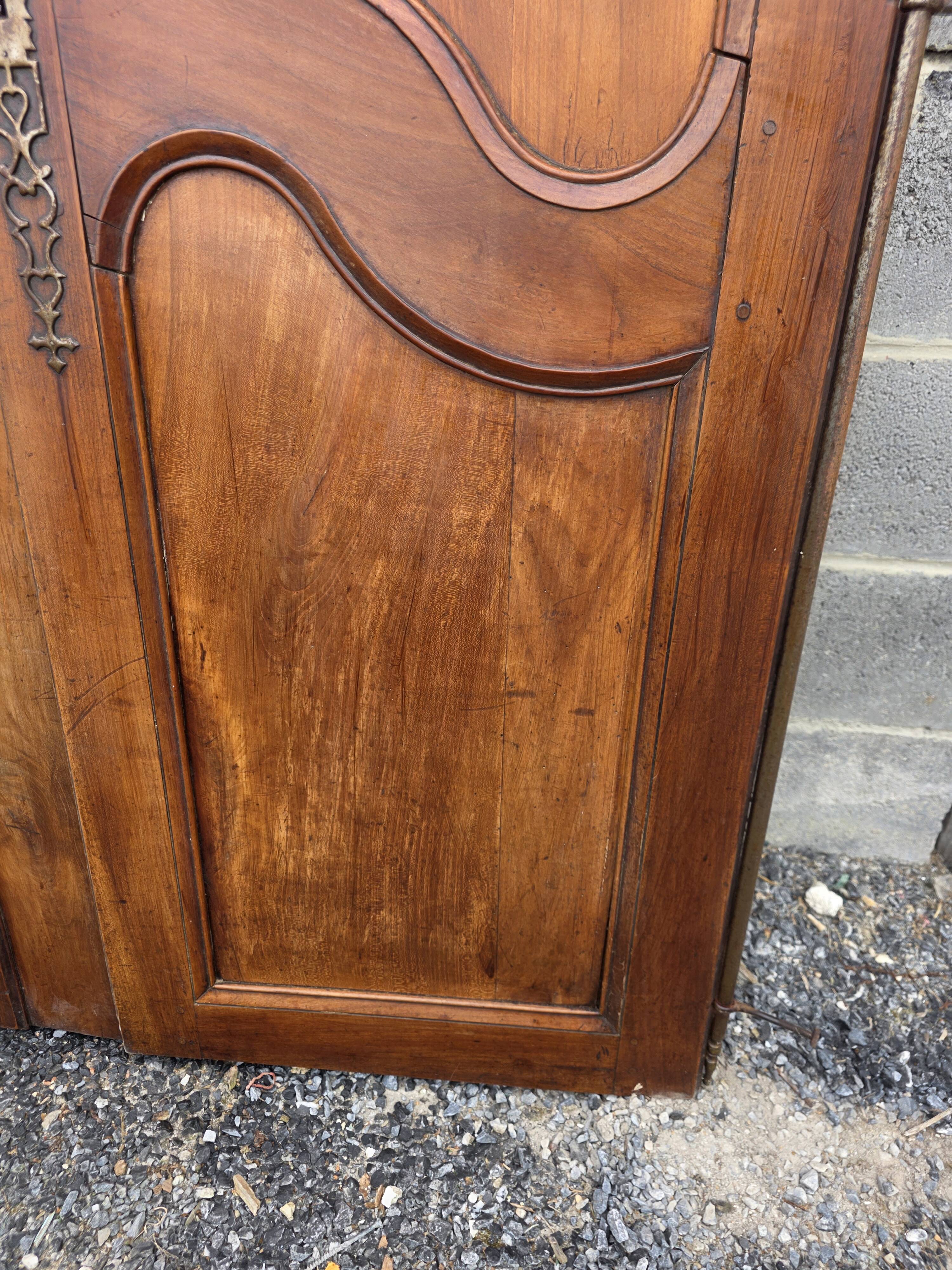 Paire de portes de placard style Louis XV en merisier massif