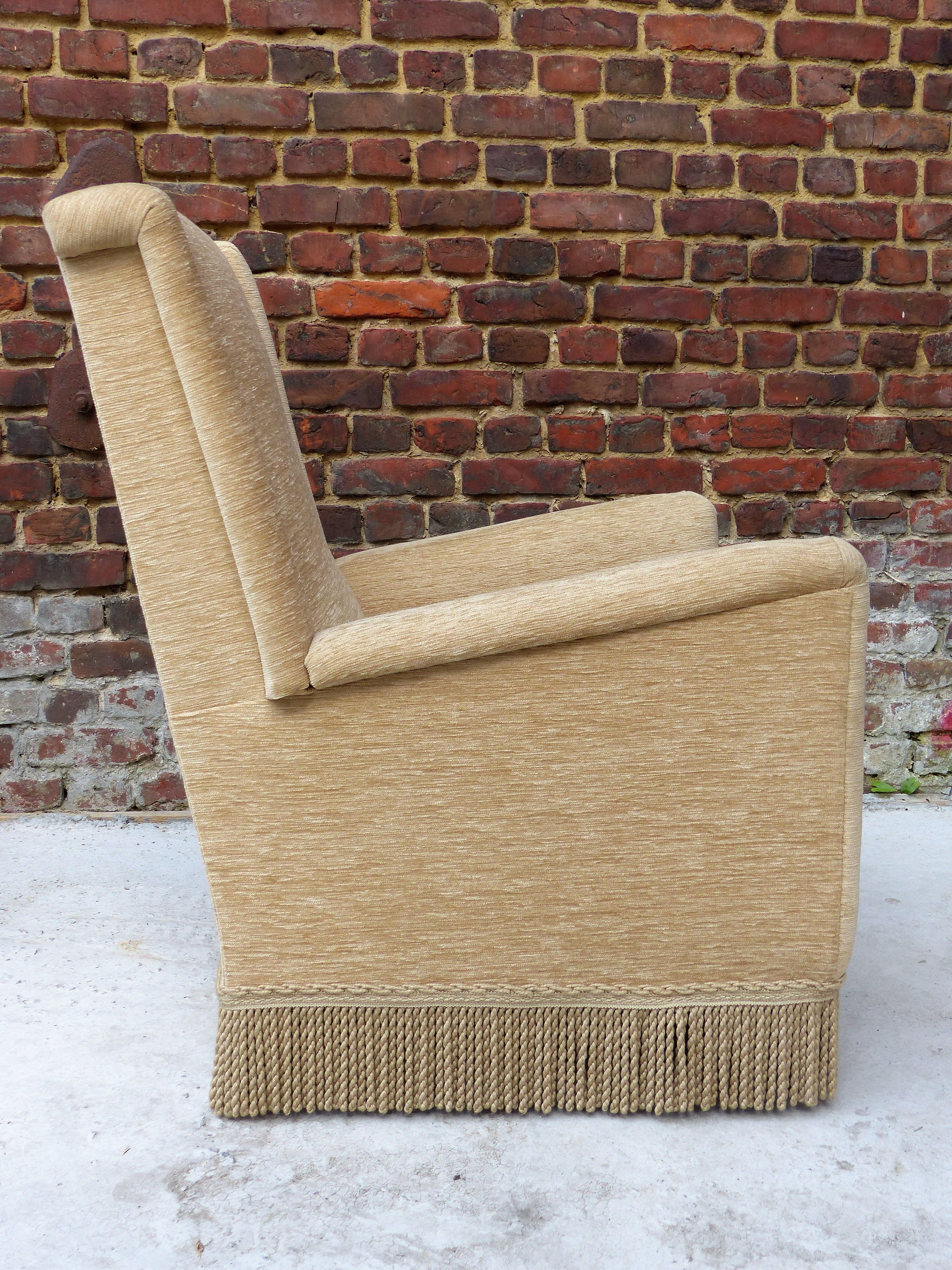 Fauteuil en velour beige et franges