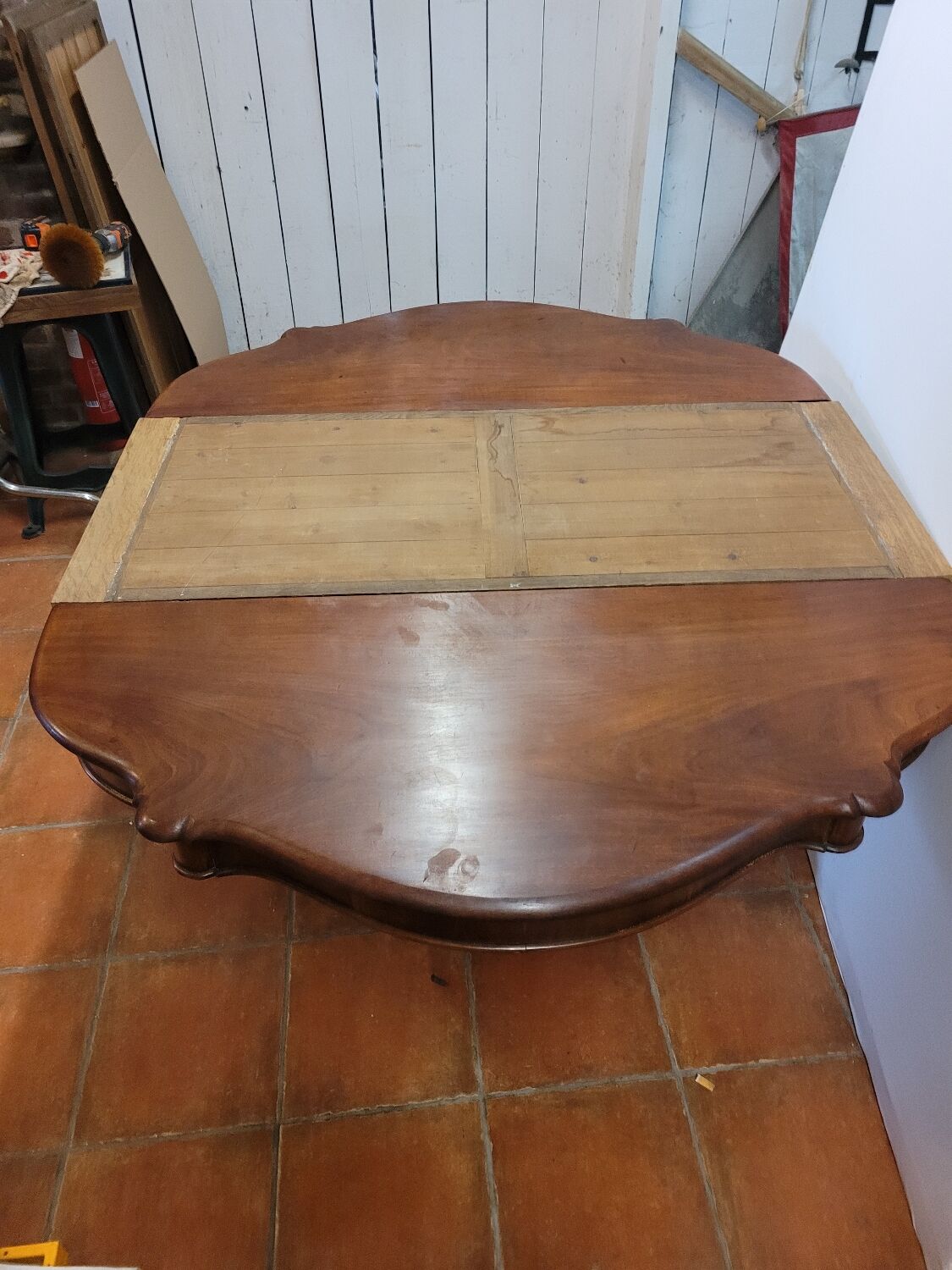 Mahogany gueridon with 1 extension cord