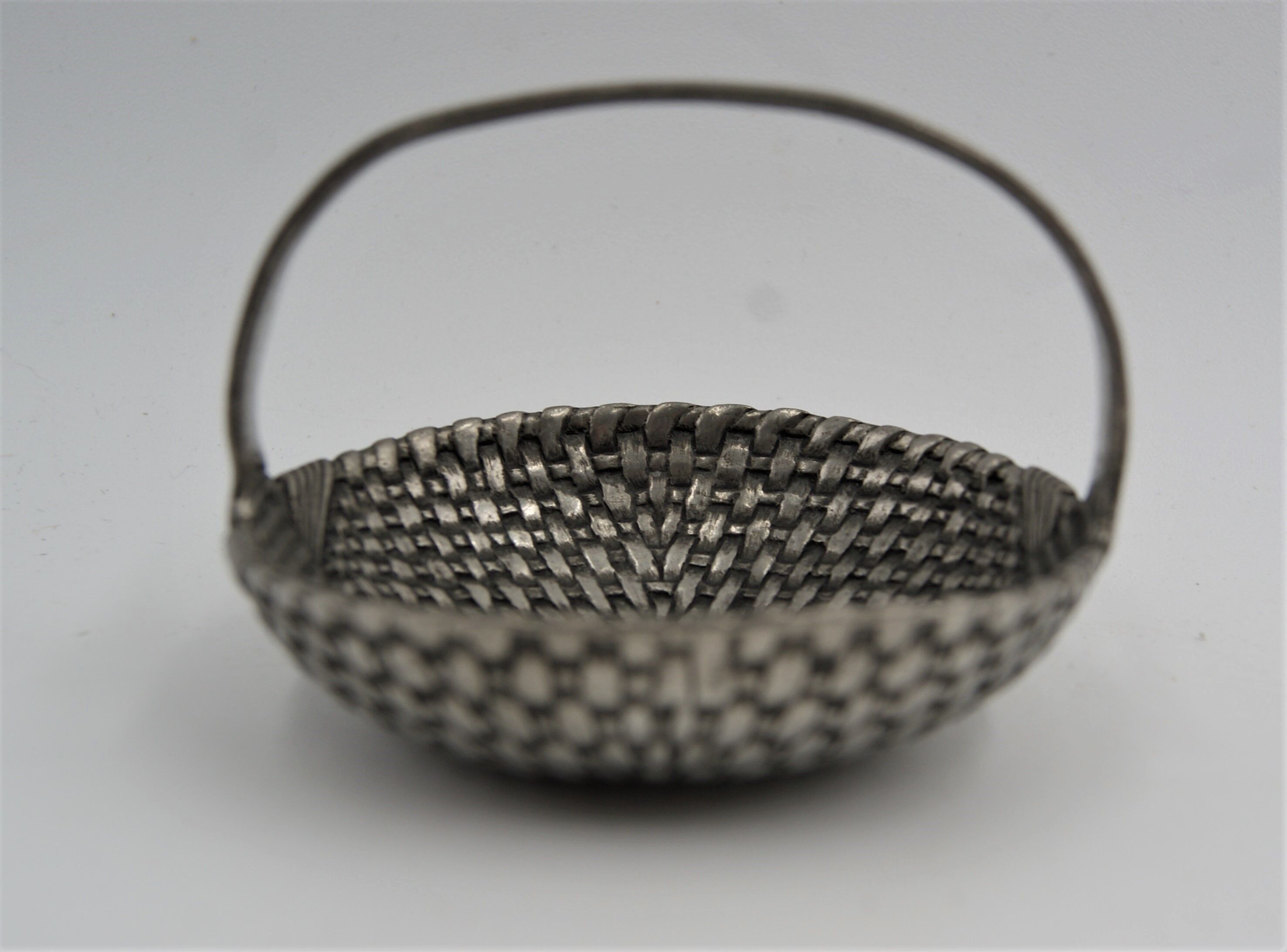 Basket tin braided deco vintage table