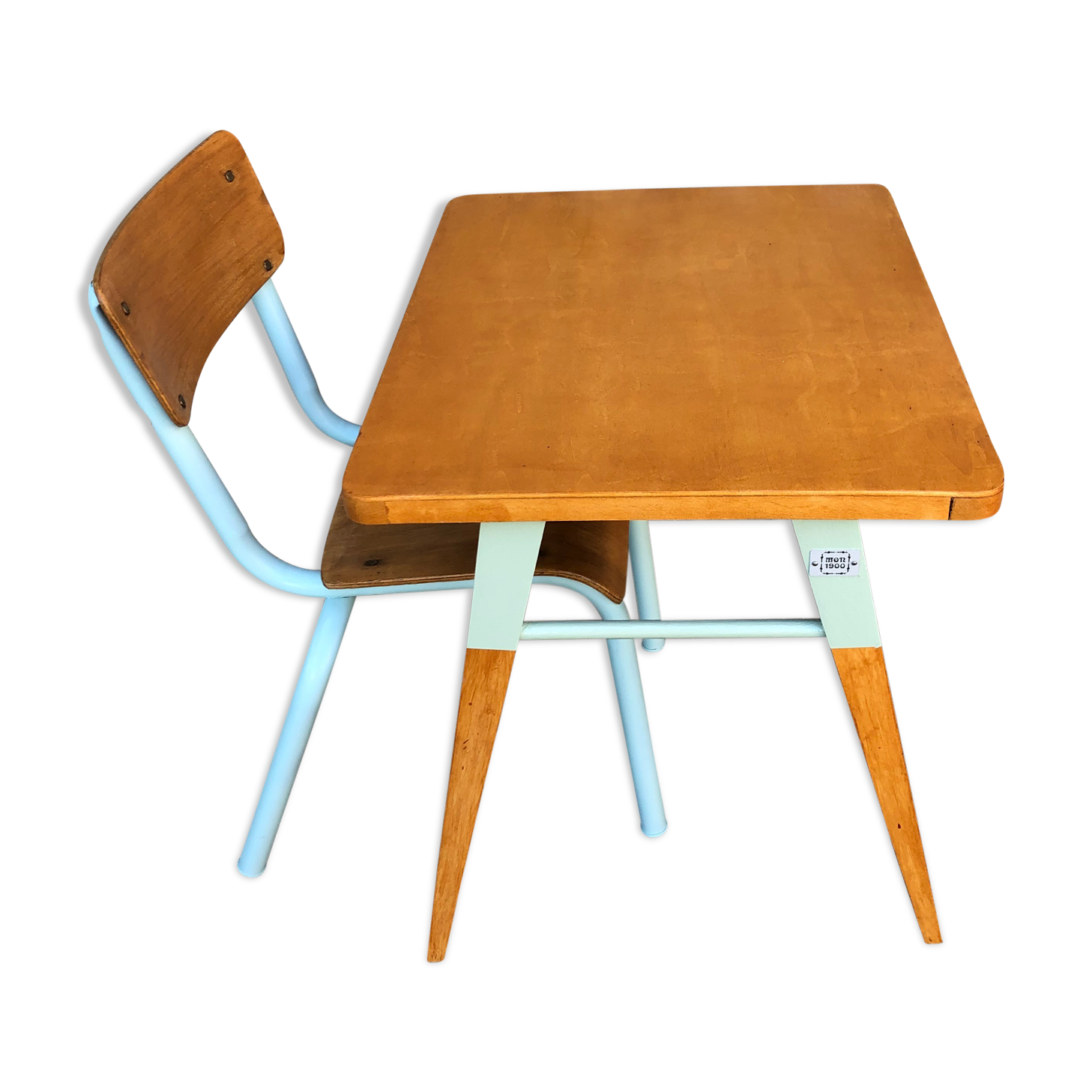 Maternal desk and its chair