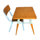 Maternal desk and its chair