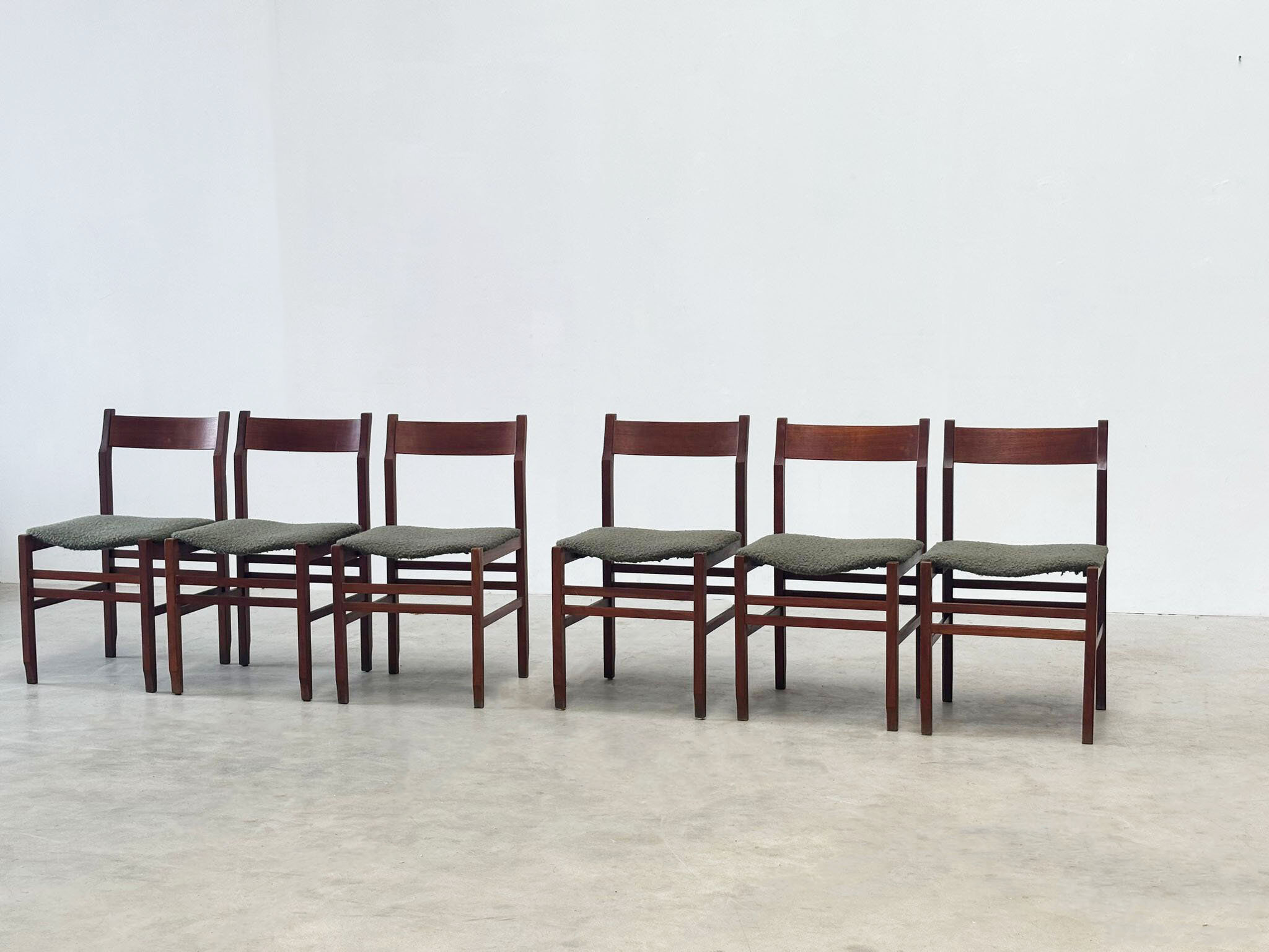 Ensemble de six élégantes chaises de salle à manger italiennes