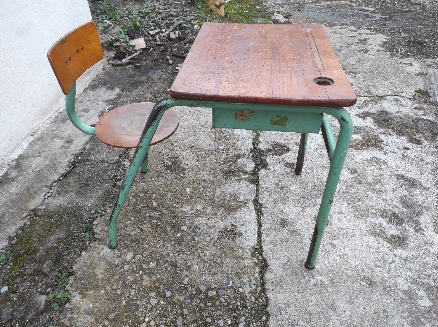 Old one-piece children's desk