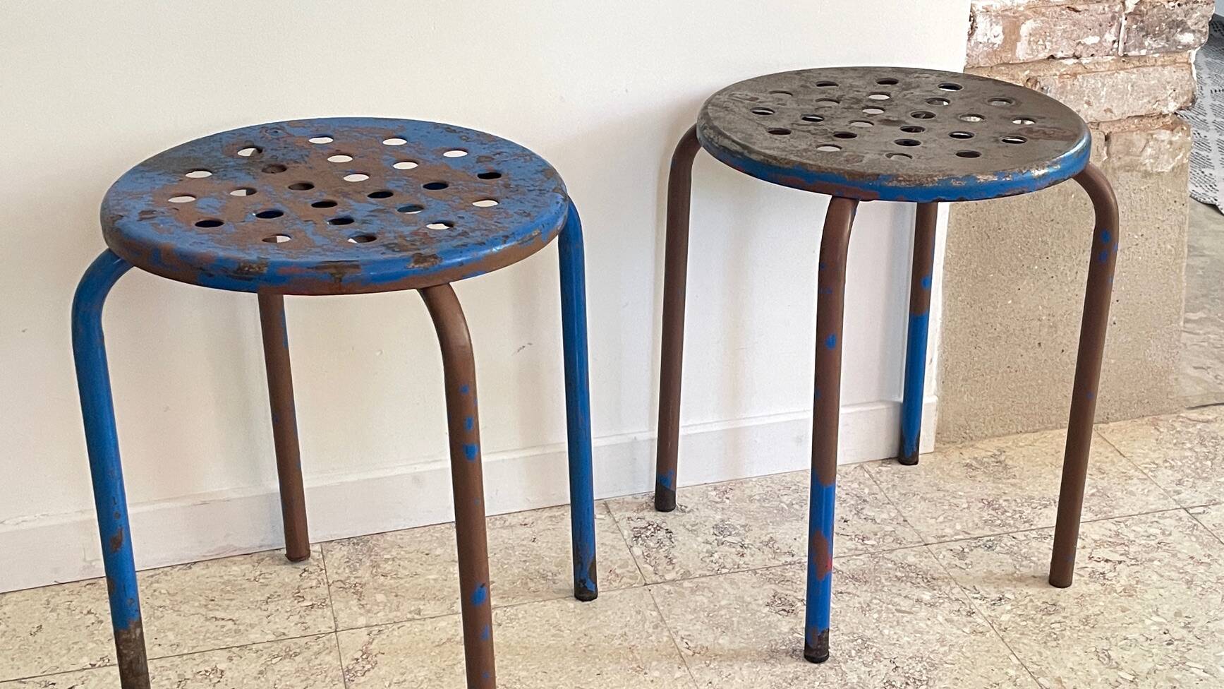 Tabouret industriel acier patine bleue & chocolat vintage