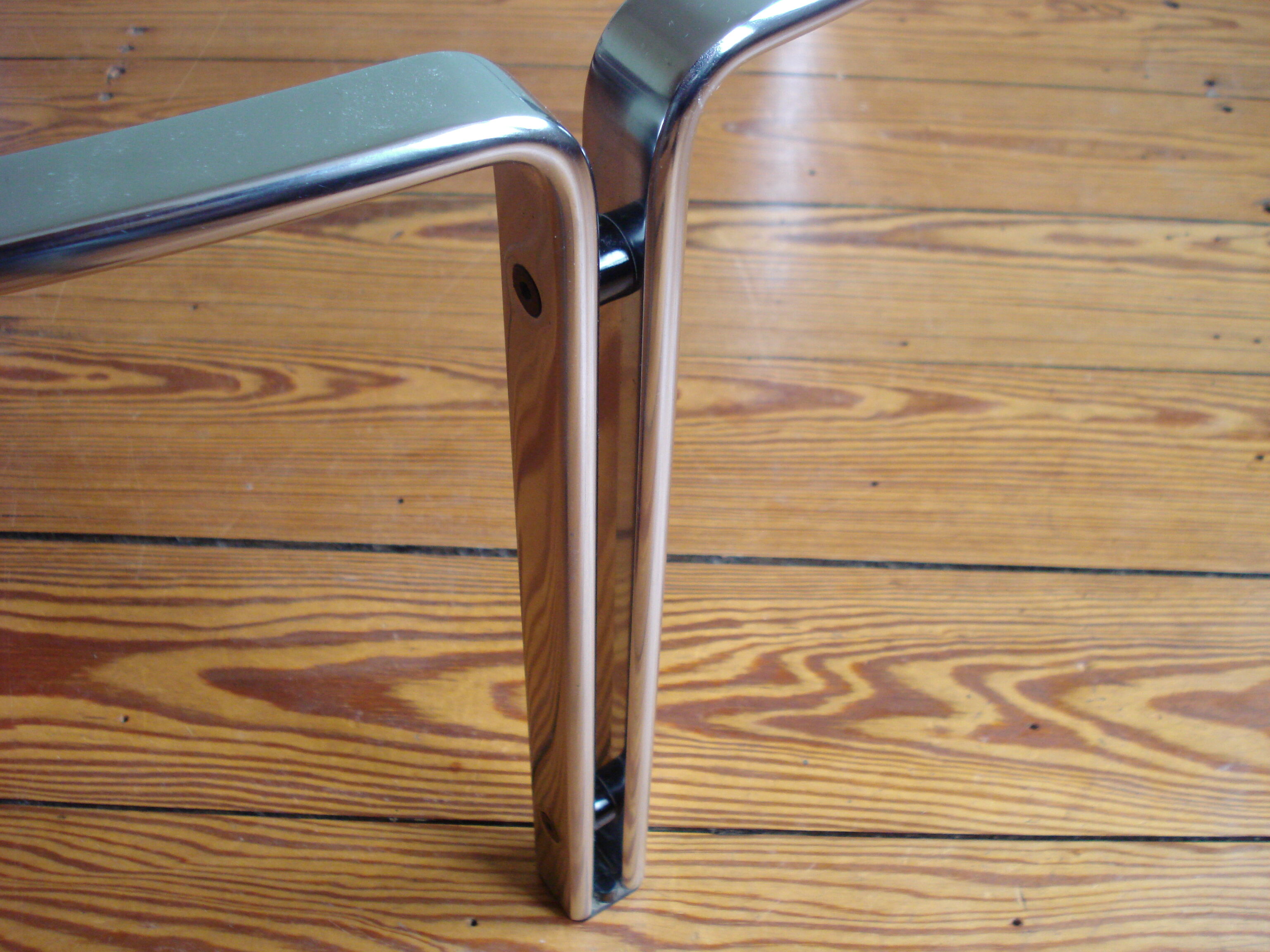 Table basse vintage par Horst Brüning pour Kill International, acier et verre chromés, années 1960.