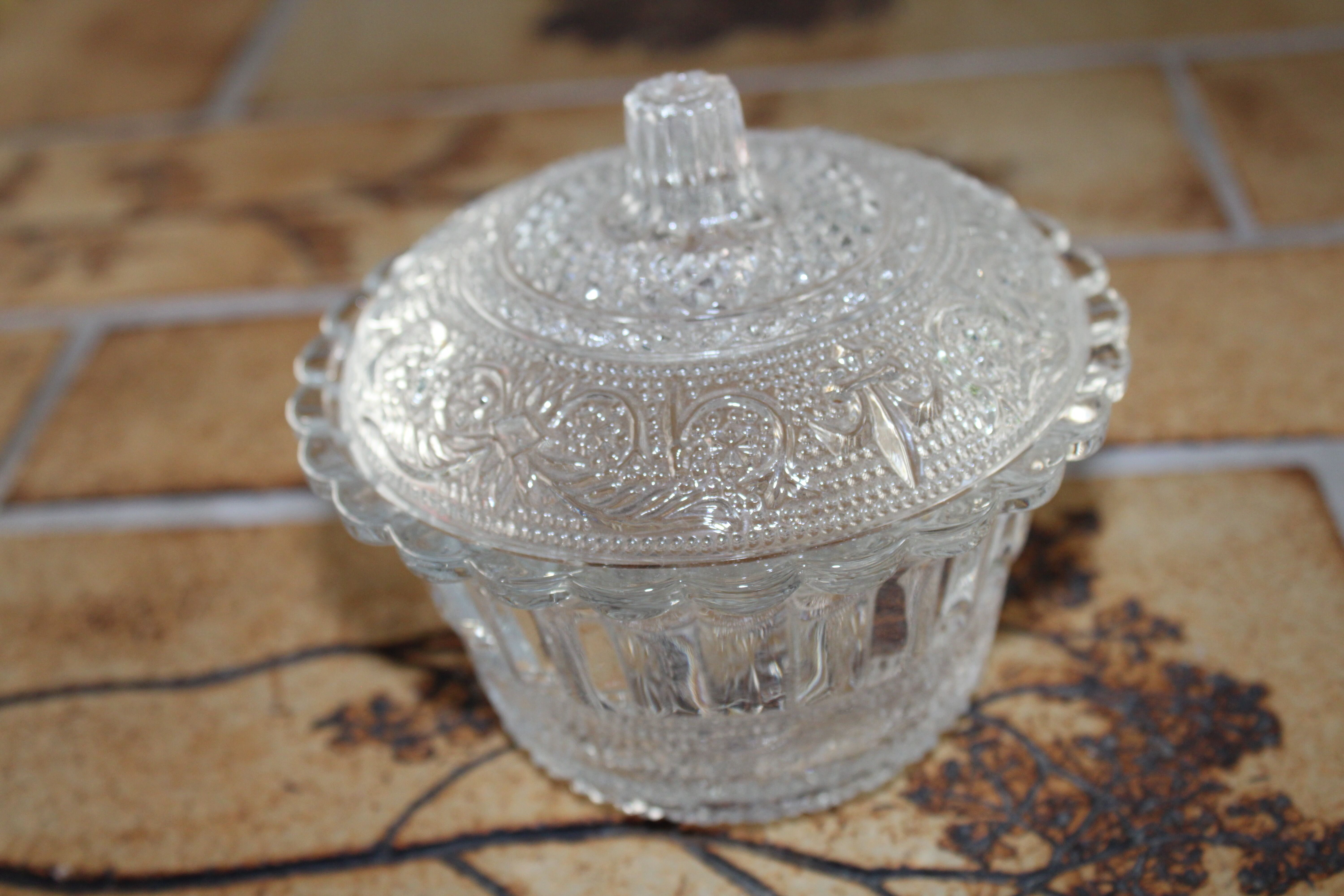 Sugar bowl, candy-maker décor fleur de lys vintage