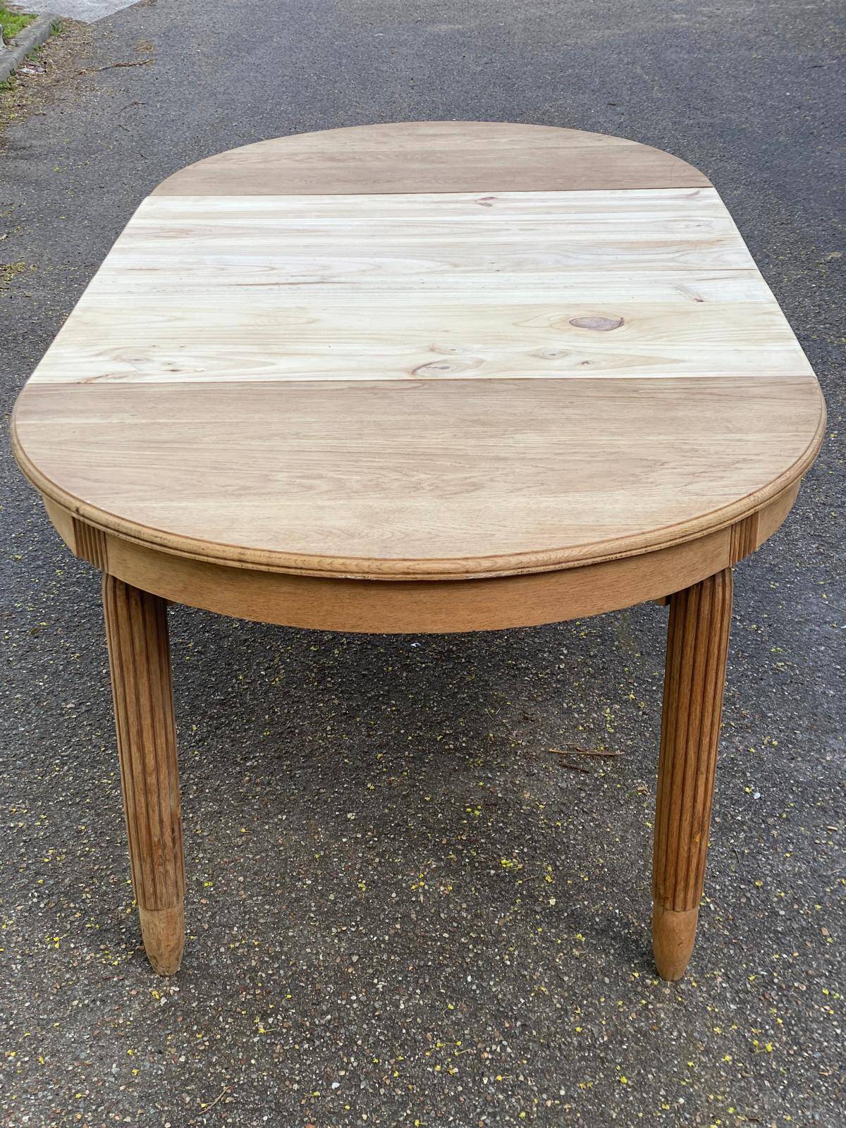 Renovated round Art Deco dining table, extendable, made of solid oak, 213cm.