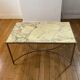 Table basse en marbre et laiton