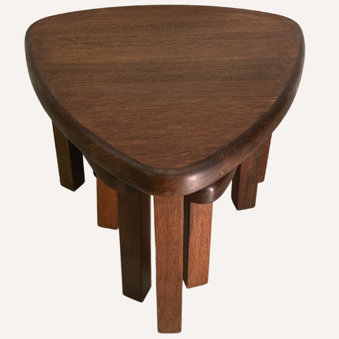 Chêne brutaliste organique incurvé ovale côté ou tables gigognes, néerlandais vers 1960