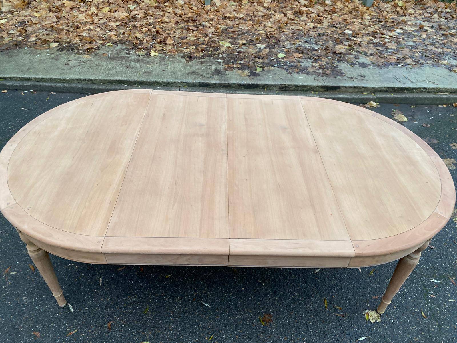 Louis Philippe round extendable dining table, restored, 19th century, 210cm