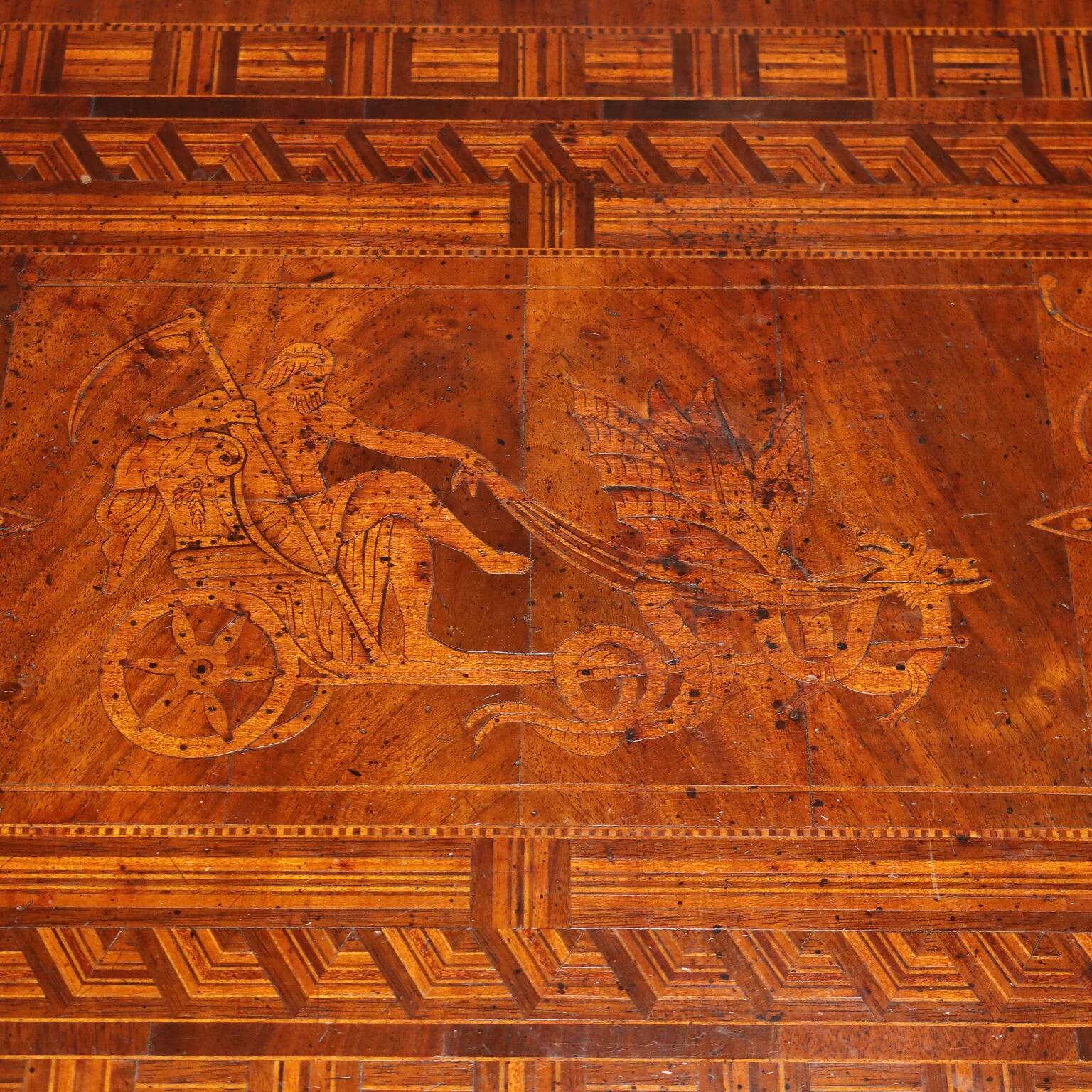 Petite table ancienne en noyer avec incrustations, Italie, XXe siècle