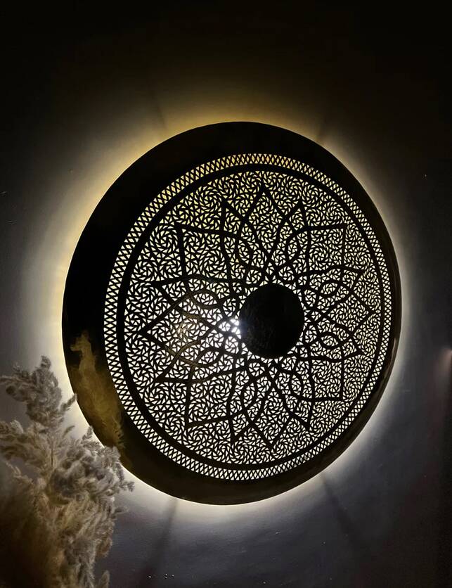 Large oriental wall lamp in hammered gold-plated perforated brass, 100 cm.