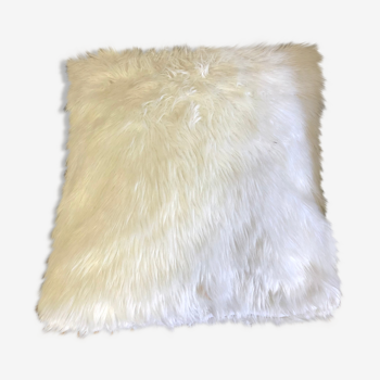 Coussin blanc en fausse fourrure