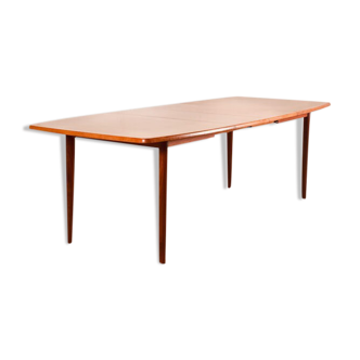 Scandinavian dining table with double extension