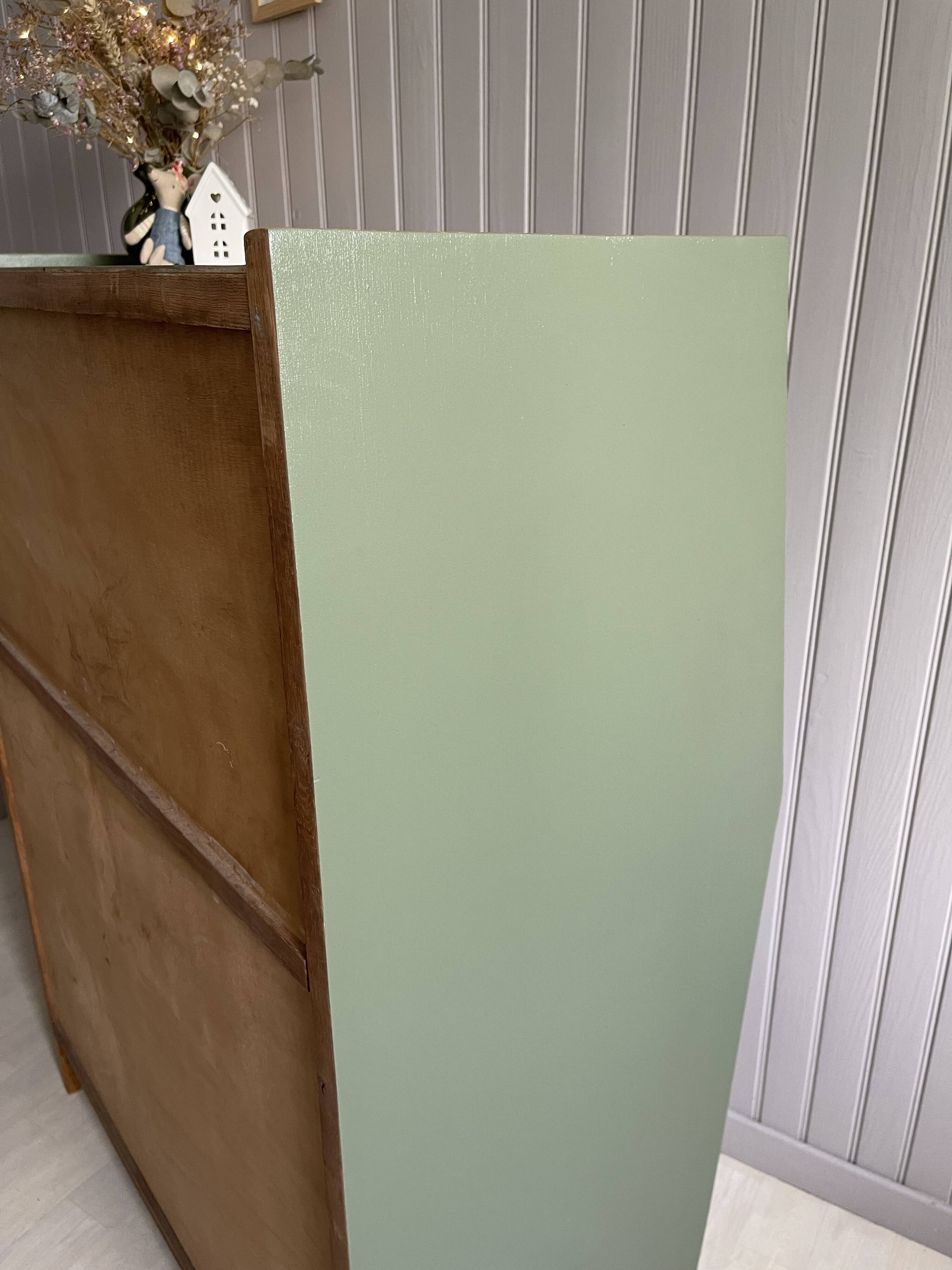 Green secretary