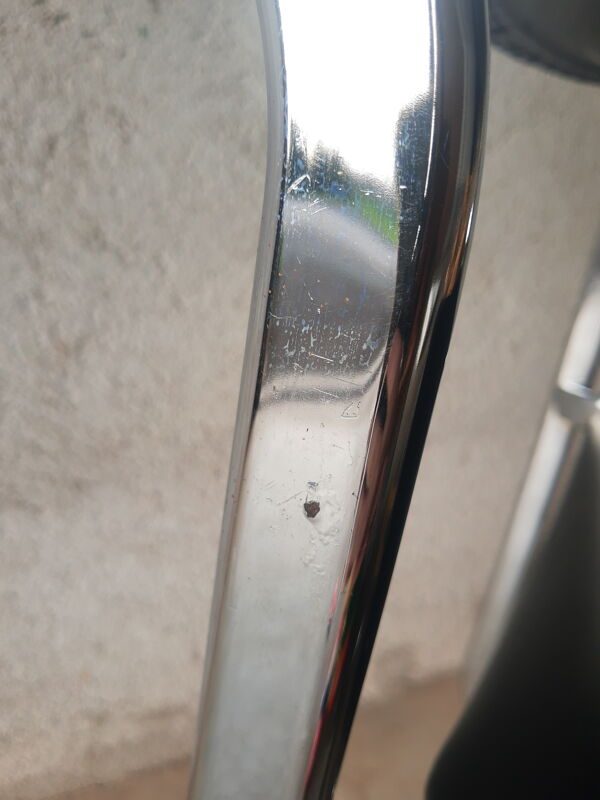 Chaise traineau skaï noir années 70 vintage