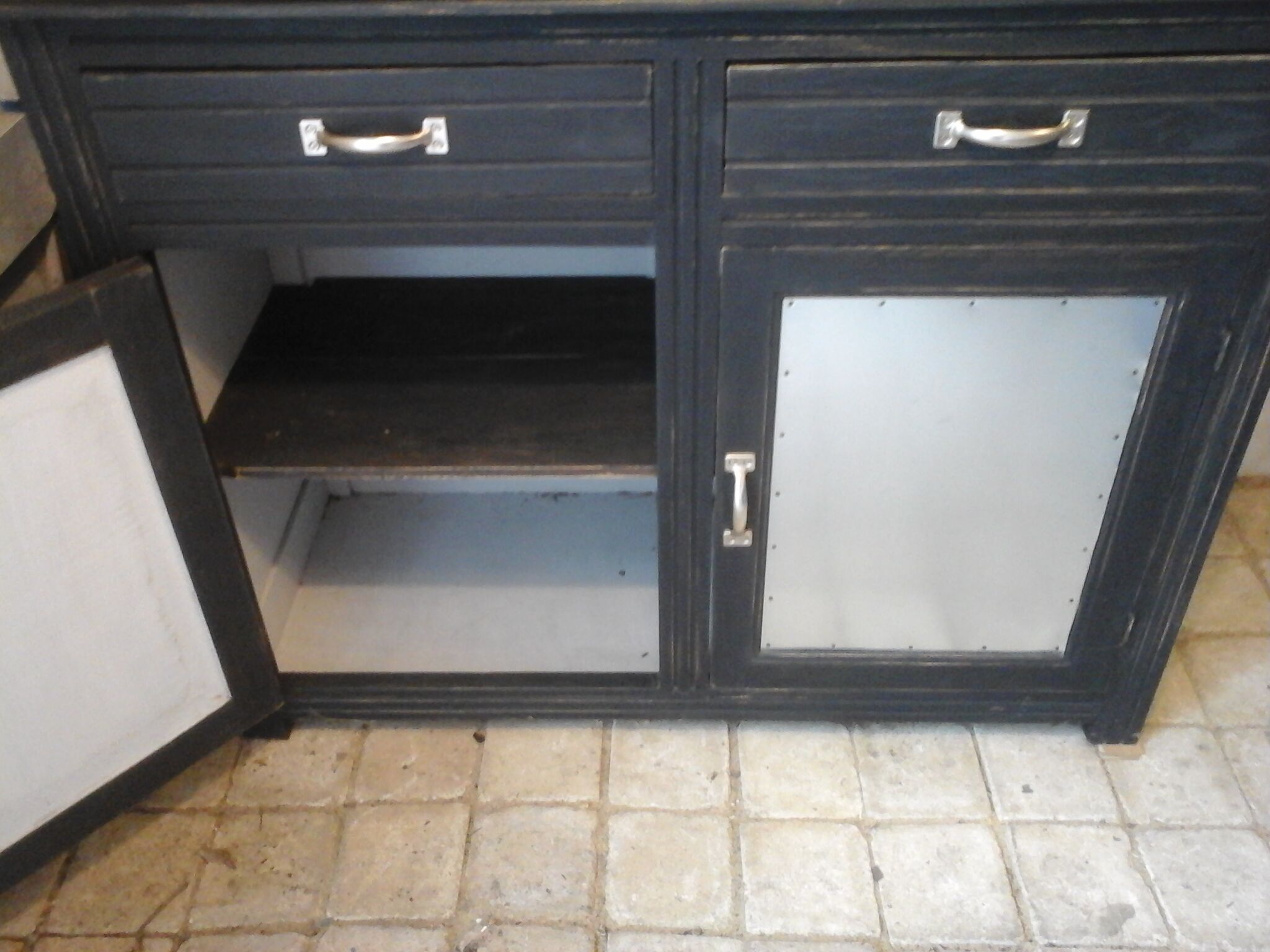 Seasy oak solid black patina and zinc