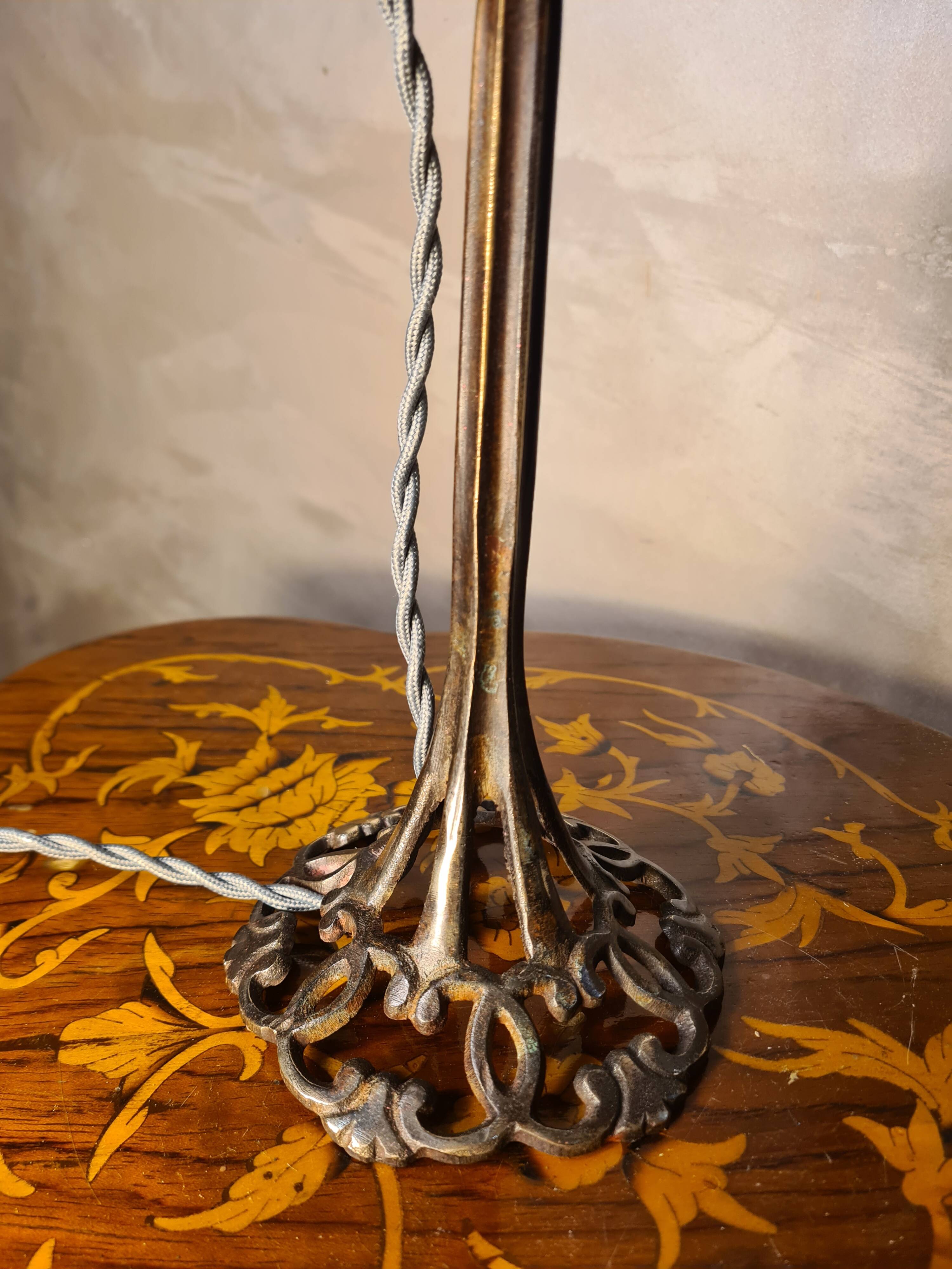 lampe bronze art nouveau tulipe pate de verre signé lumieres de la ville 40