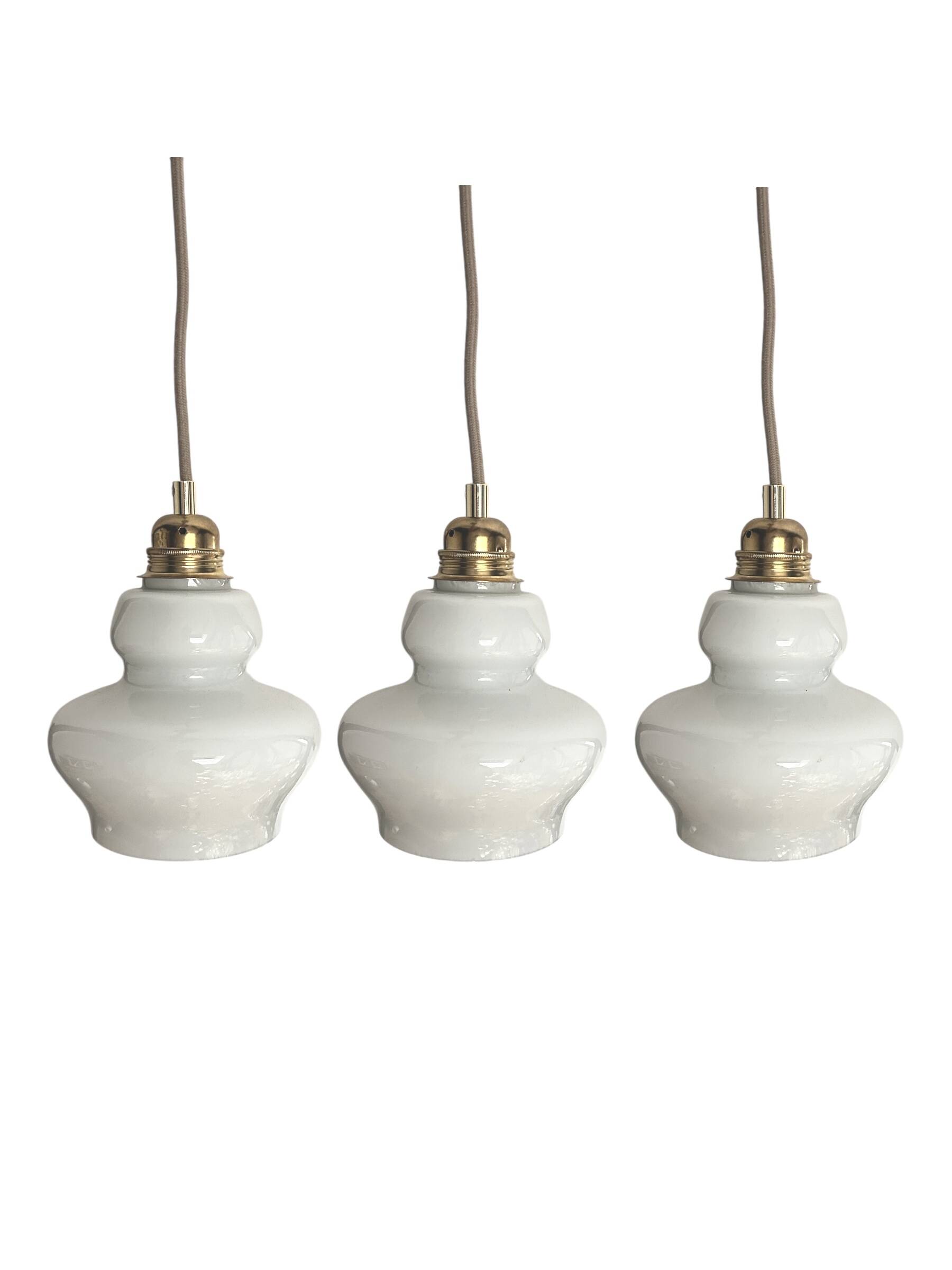 Lot de trois suspensions scandinaves en opaline blanche