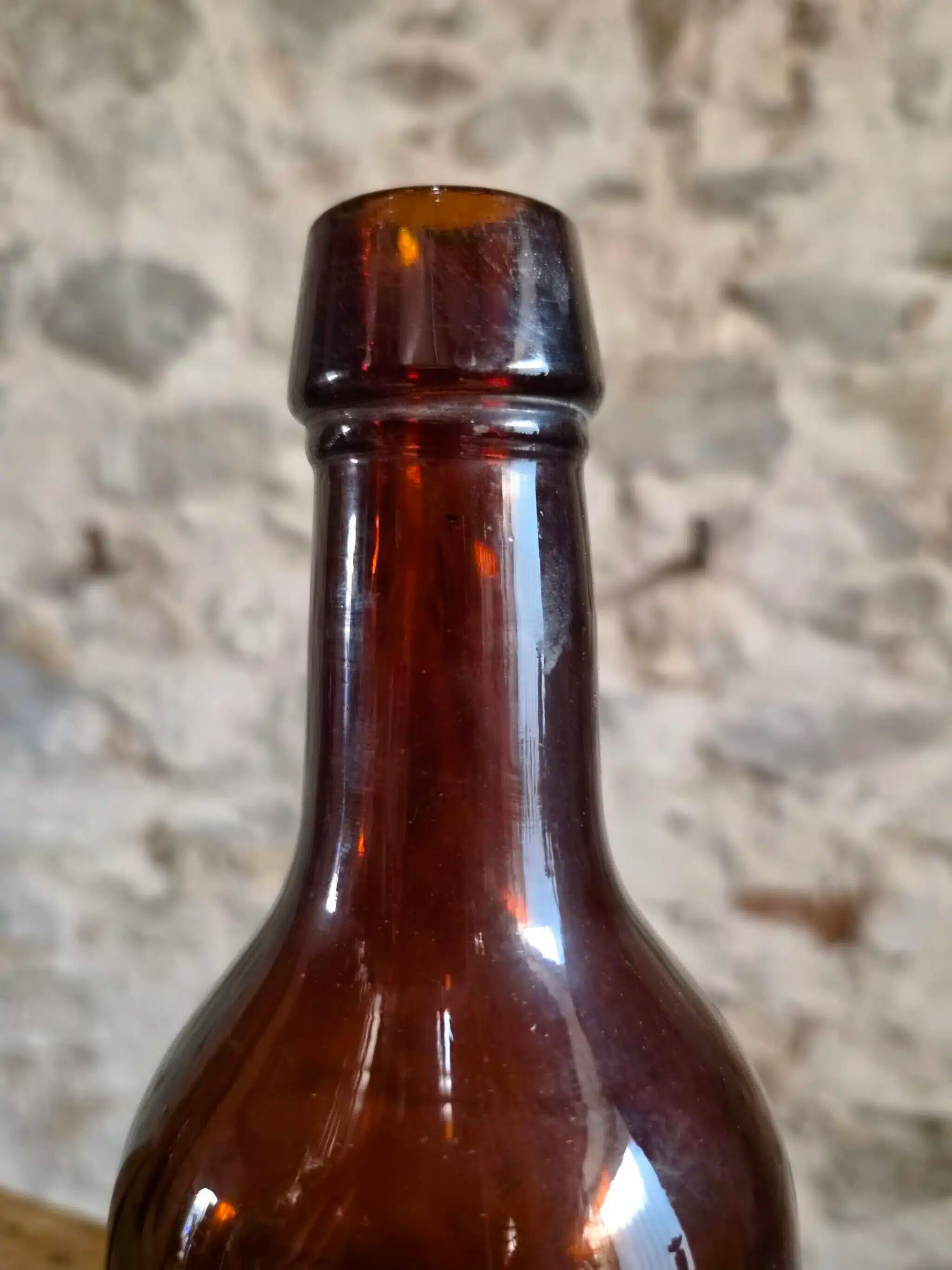 Set of 10 bottles of old Bordeaux French wine in ruby brown glass, 19th century.